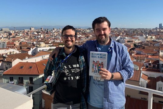 Guido y Juan, autores de "El club de las batas blancas"