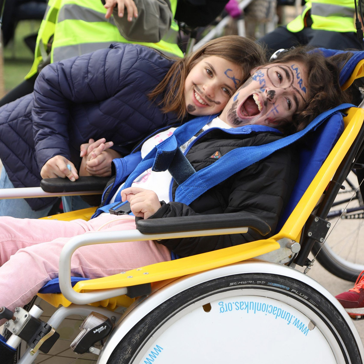 Niño con bici adaptada para discapacitados