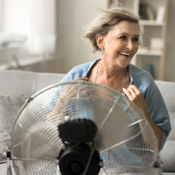 Mujer con ventilador