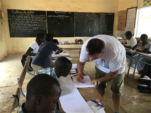 Javirroyo pintando en una escuela de áfrica