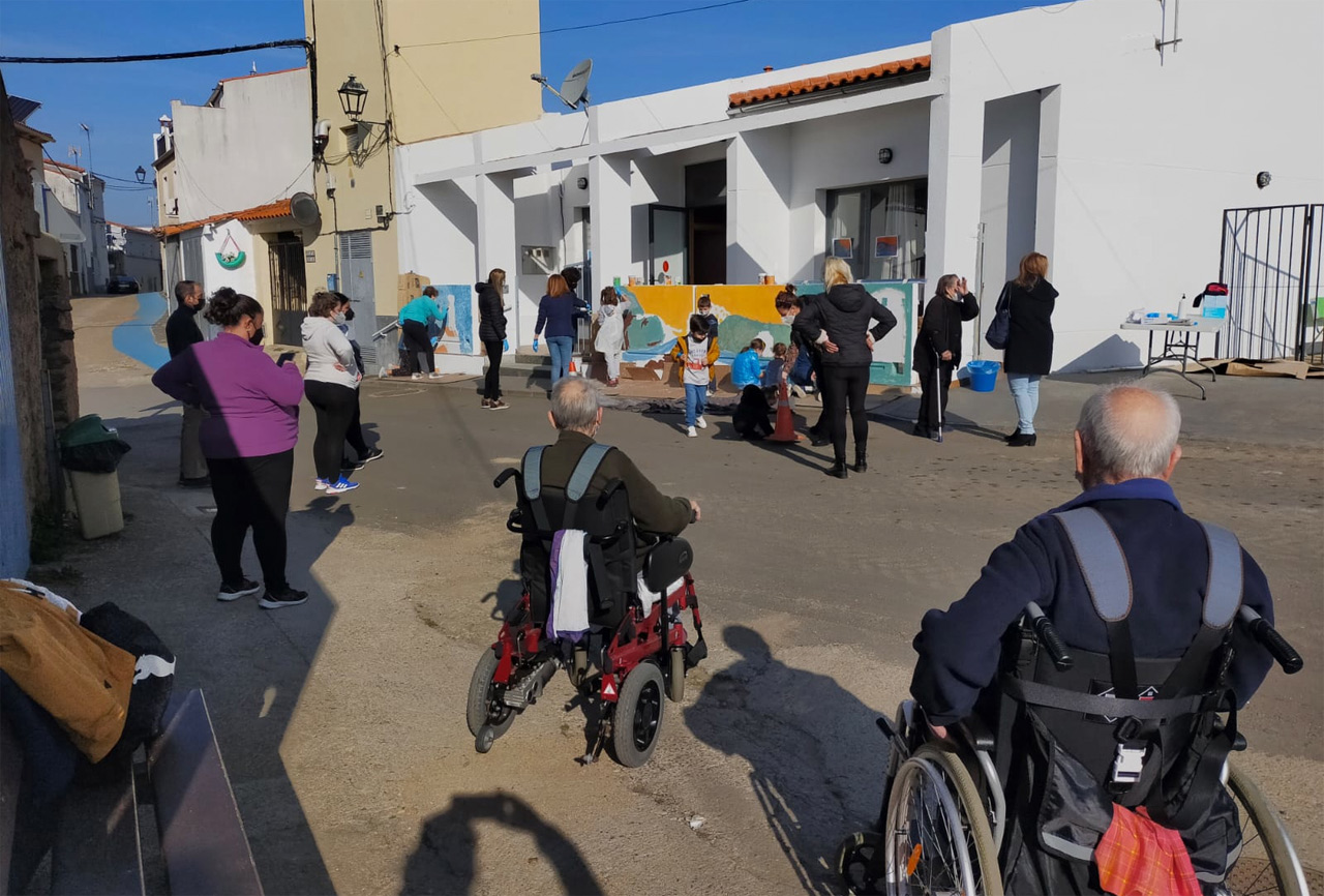 Ancianos en silla de ruedas en un pueblo