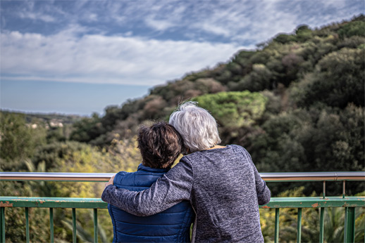 Anciana y su cuidadora viendo el paisaje