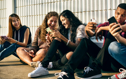 Chicas viendo un móvil