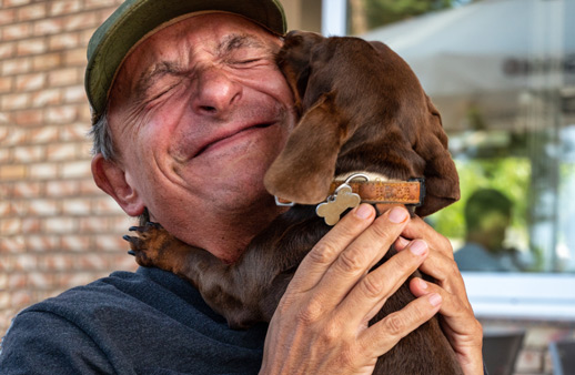 Anciano con perrito