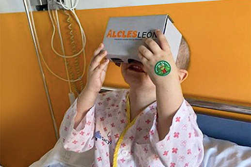 Niño en hospital con cascos de realidad virtual