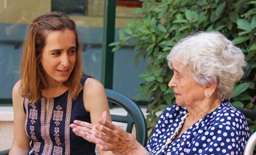 Mujer mayor y joven