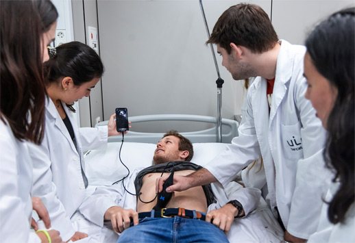 Estudiantes de medicina haciendo prácticas