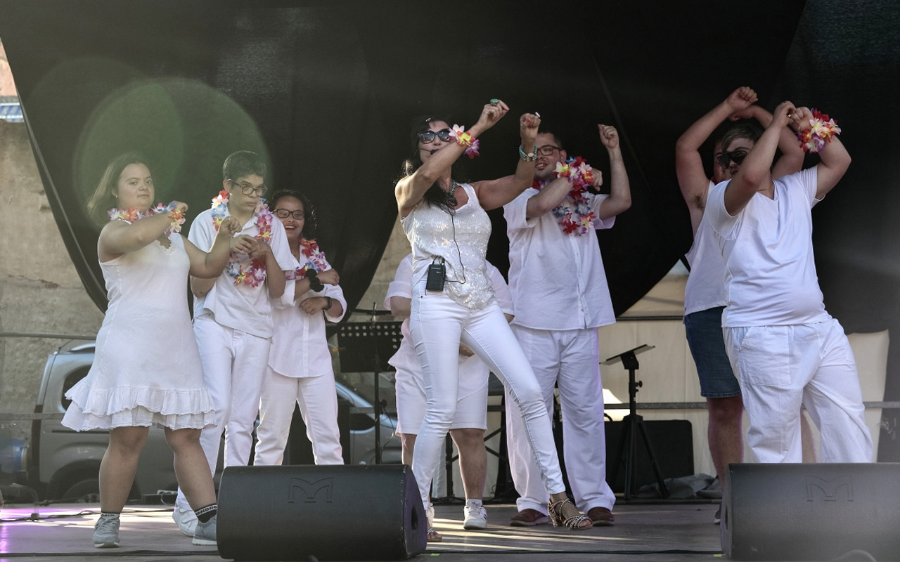 Chicos y chicas bailando en los campamentos inclusivos