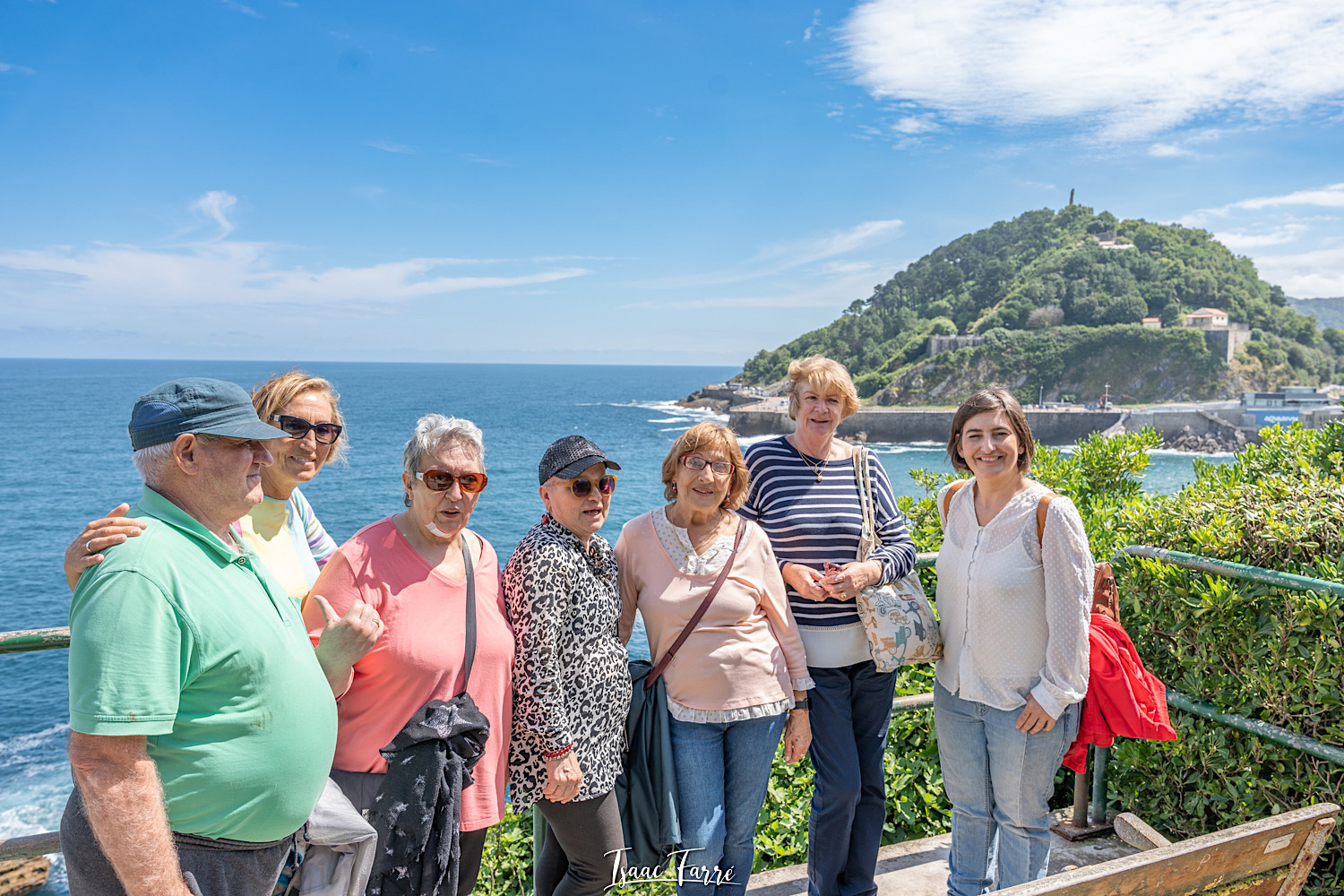 Participantes del programa de vacaciones de Fundación Grandes Amigos en San Sebastián (Adinkide). Foto: Isaac Farré para Fundación Grandes Amigos.