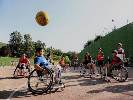 Niños y niñas en silla de ruedas jugando en los campamentos inclusivos