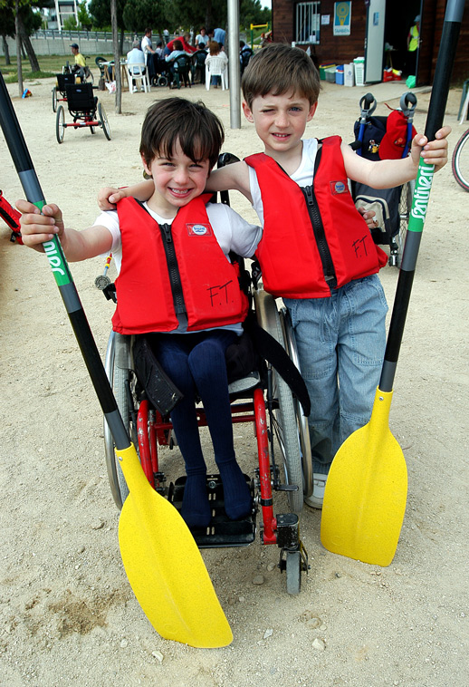 Niños y niñas en silla de ruedas jugando en los campamentos inclusivos