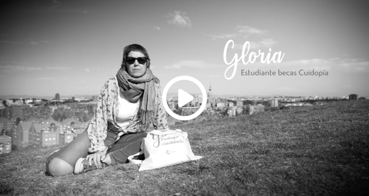 Gloria estudiante de Cuidopia en el césped