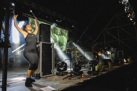 Mujer vailando en el escenario