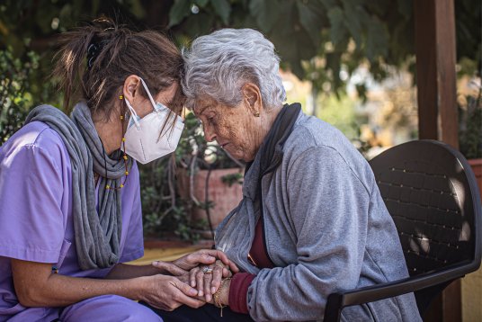 Anciana con cuidadora