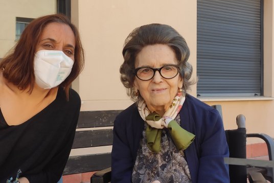Carmen y María, residente y trabajadora de una residencia de ancianos