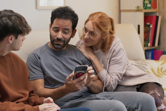 Padres hablando con adolescente
