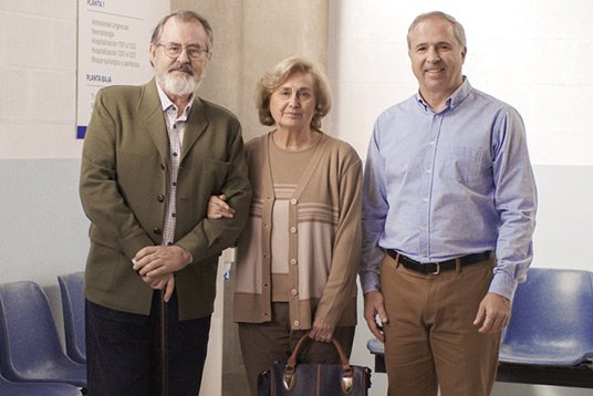 Cuidadores con paciente en la cama