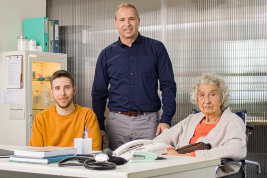 Juanjo con la anciana y el chico en la consulta del médico