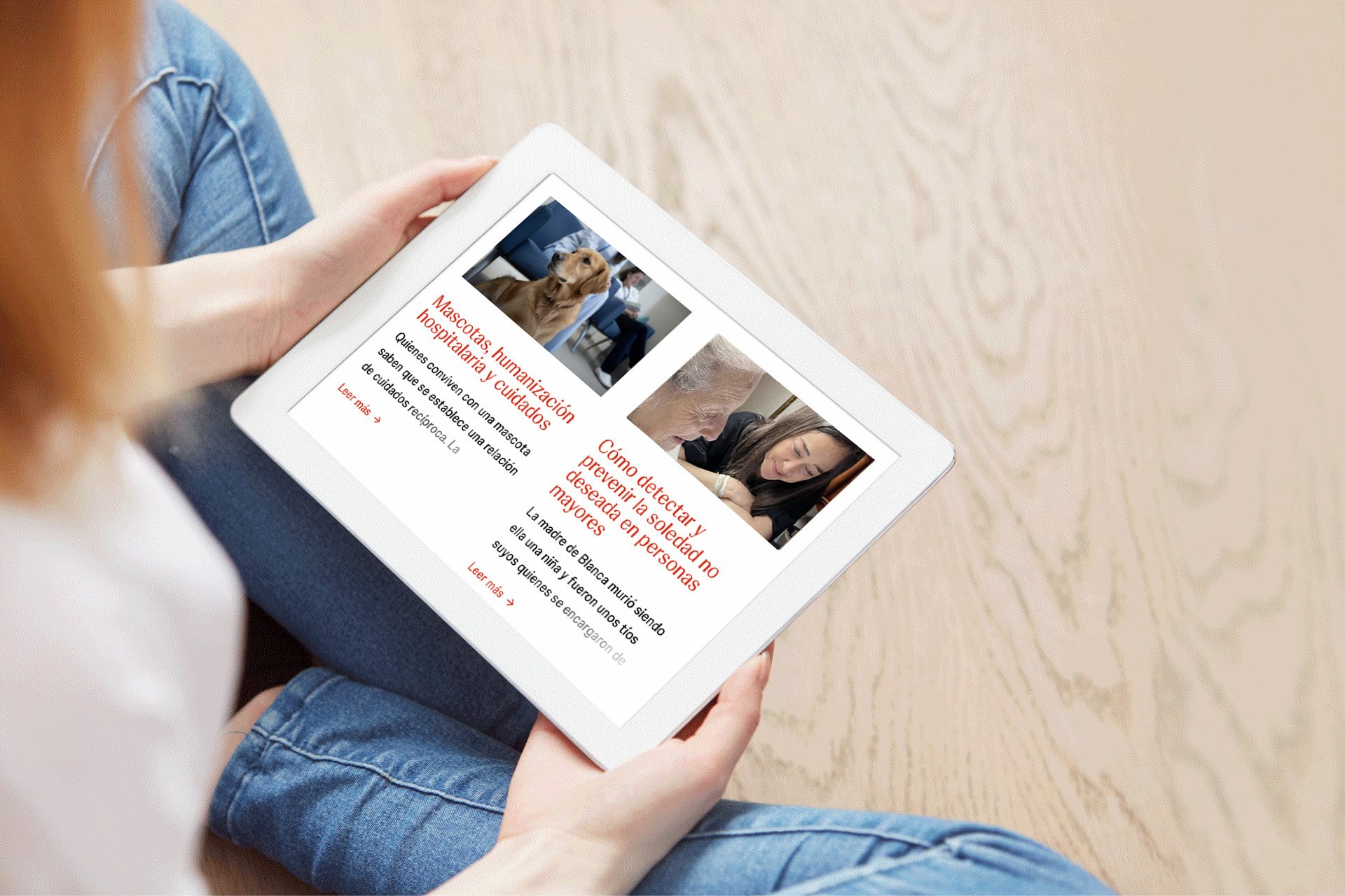 Mujer con iPad viendo la web de Cuidopía