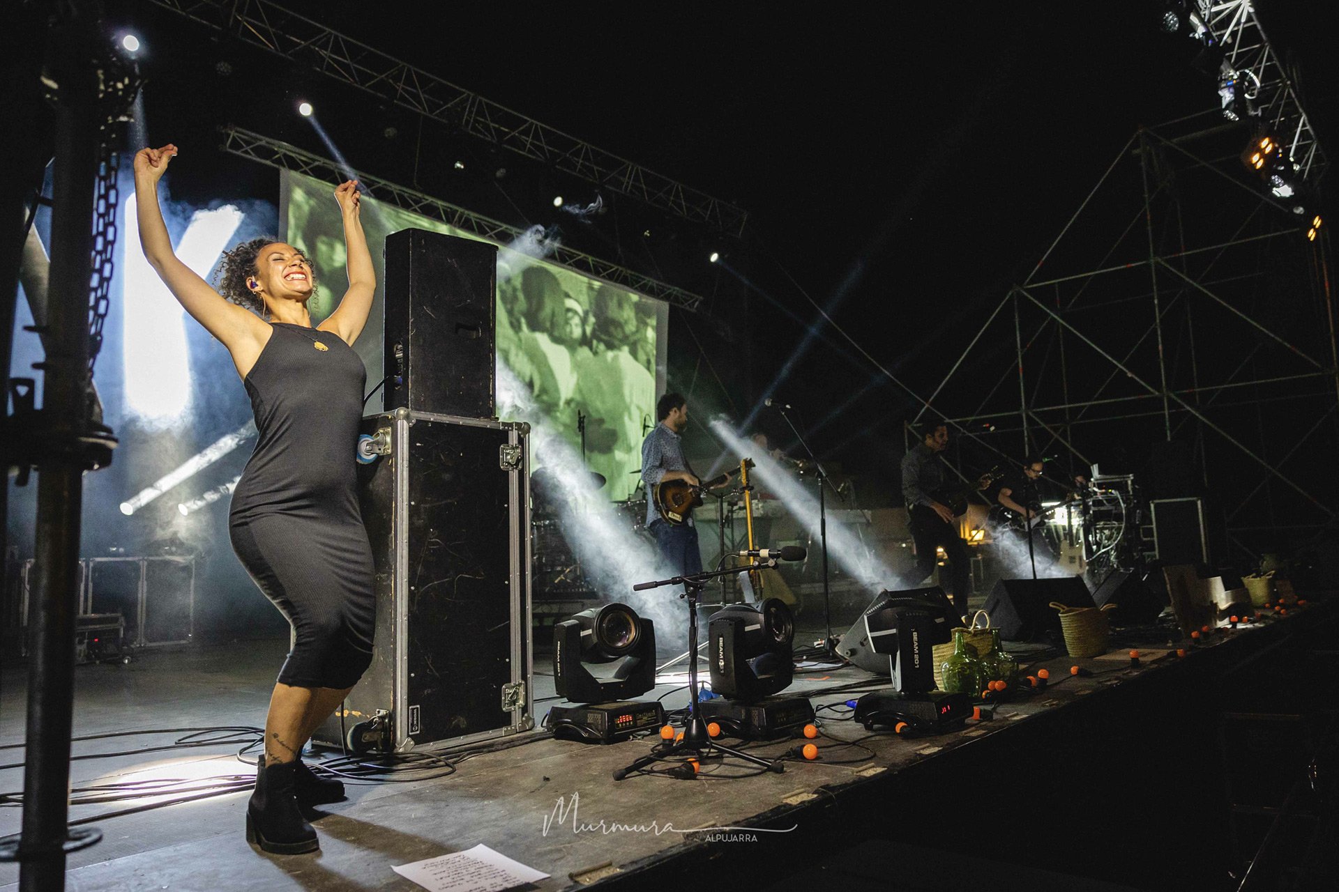 Mujer vailando en el escenario