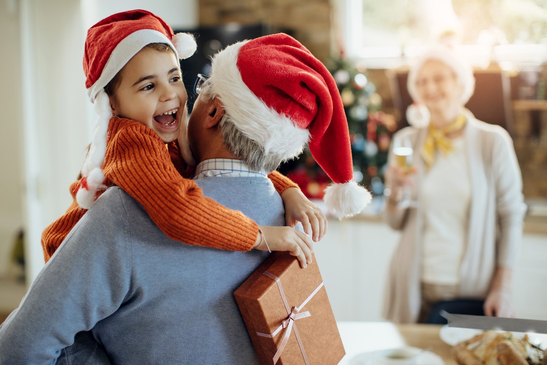 Niño recibiendo regalo de navidad de se abuelo