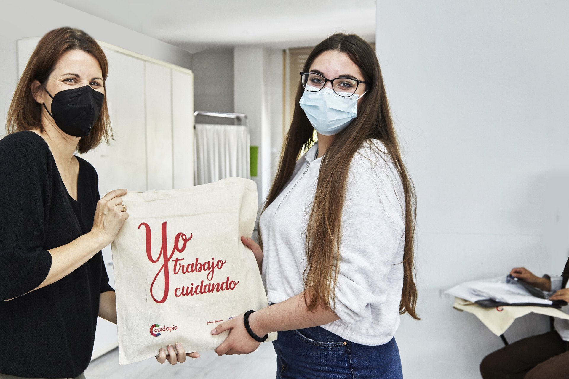 Dos chicas con una bolsa de Yo Trabajo Cuidando