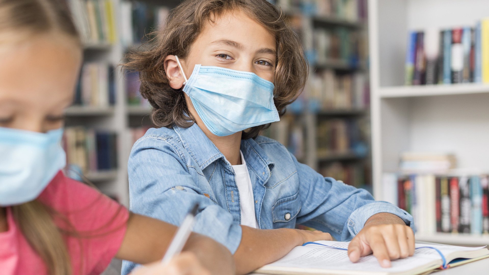 Niñas en clase con mascarilla