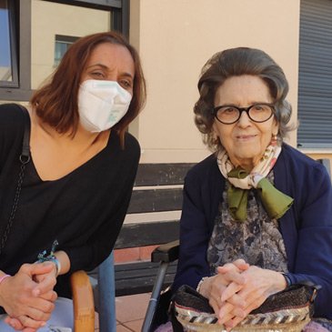 Mujer anciana con cuidadora