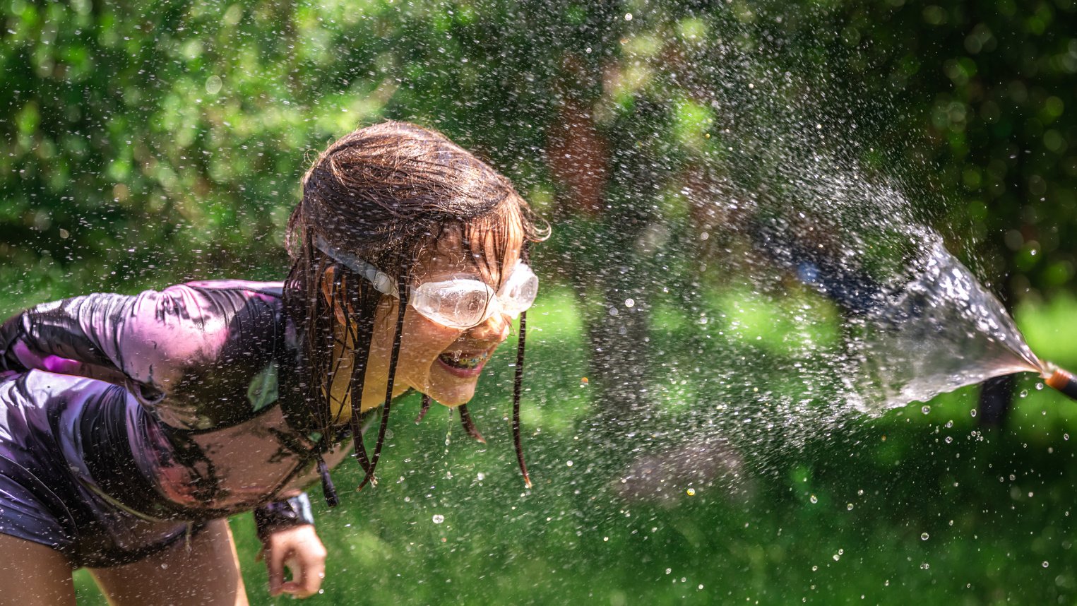 Niña jugando con el agua