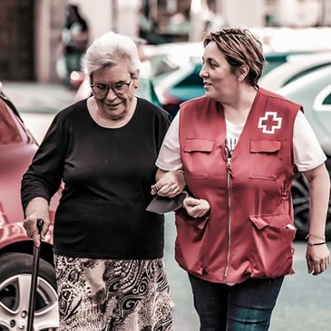 Cuidadora de Cruz Roja con anciana