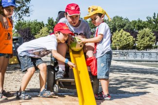 Niños jugando en unos campamentos inclusivos